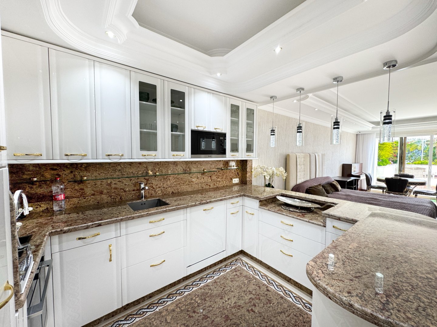 1 Bedroom Apartment in Marbella - Photo 7