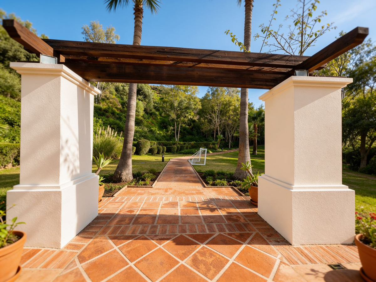 2 Bedroom Apartment in Marbella - Photo 23
