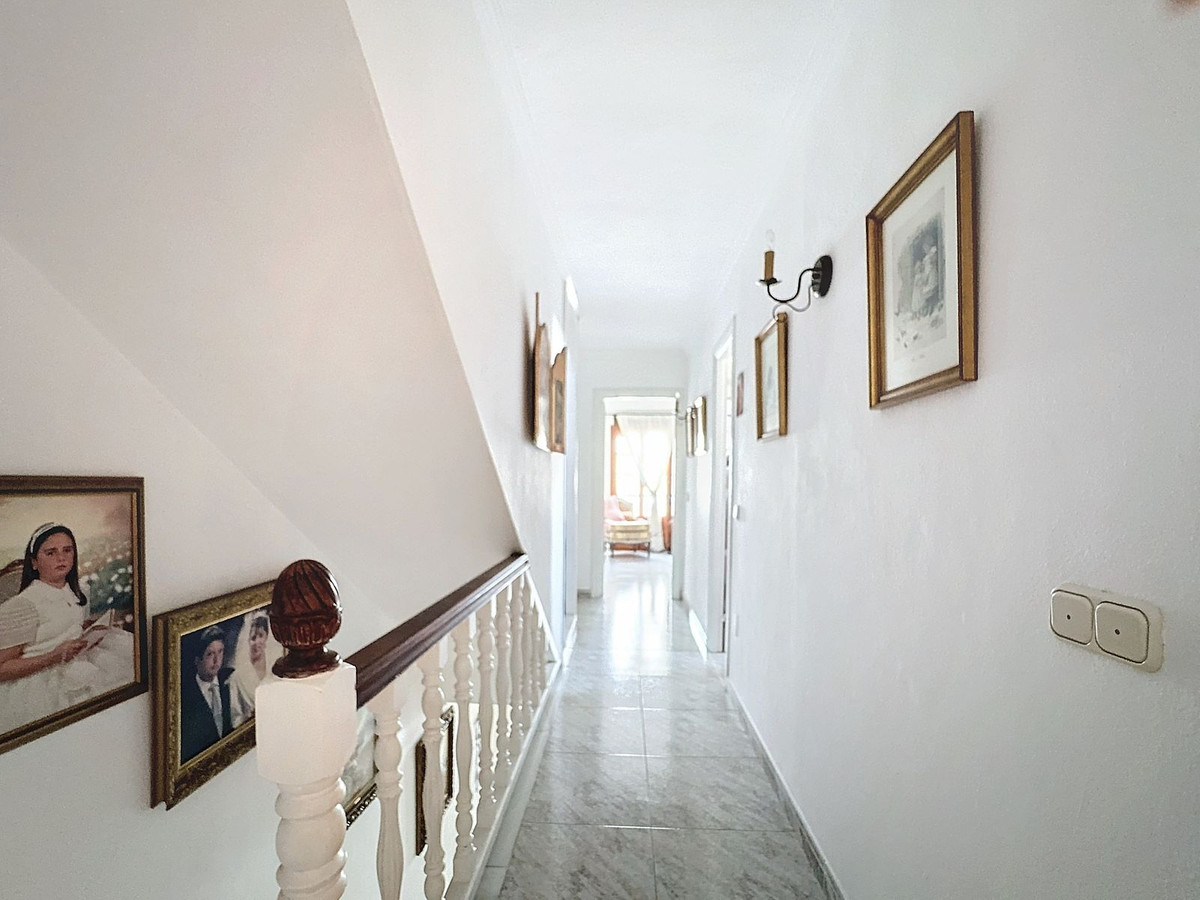 5 Bedroom Villa in Estepona - Photo 14
