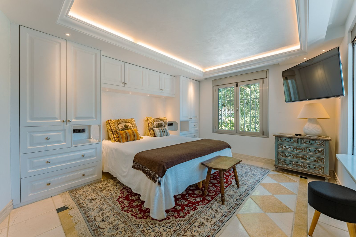 4 Bedroom Villa in San Pedro de Alcántara - Photo 14