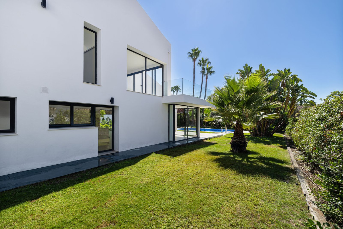 4 Bedroom Villa in San Pedro de Alcántara - Photo 43