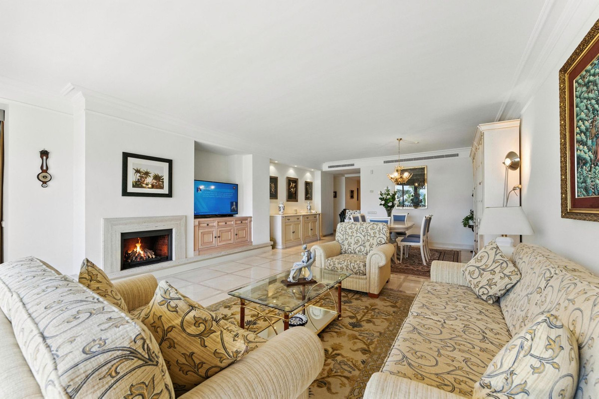 2 Bedroom Apartment in Estepona - Photo 10