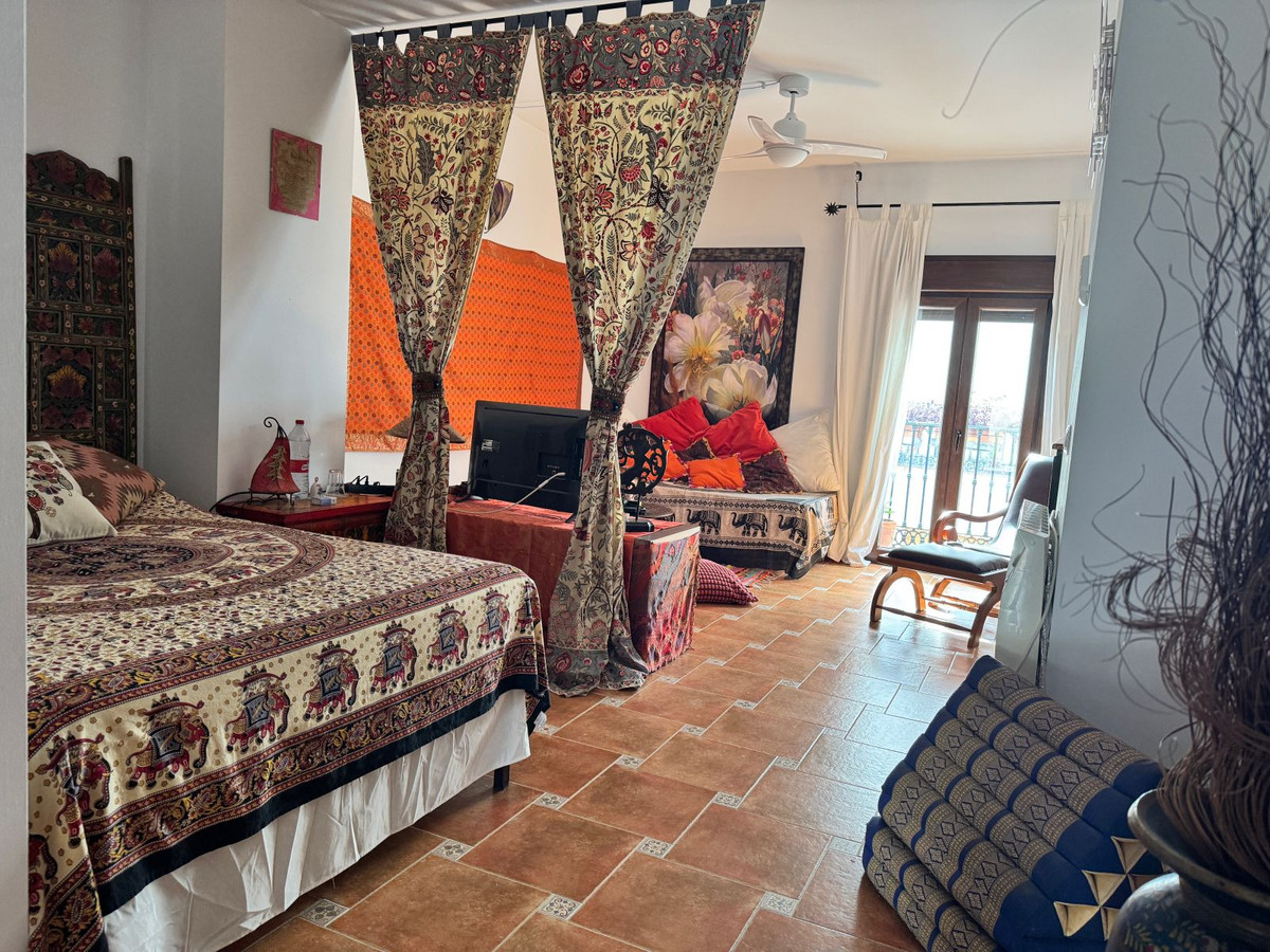 4 Bedroom Townhouse in Álora - Photo 24
