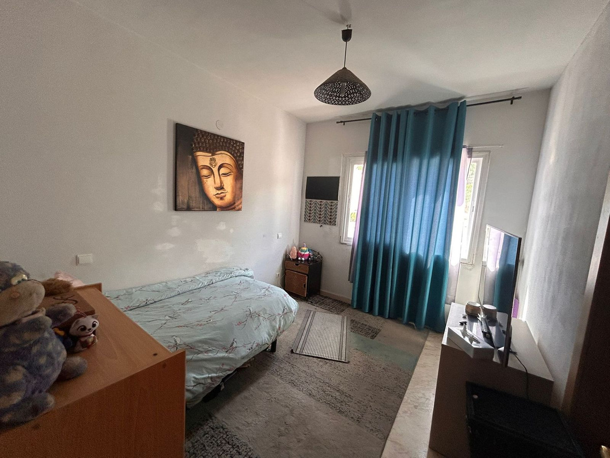 2 Bedroom Penthouse in Estepona - Photo 6