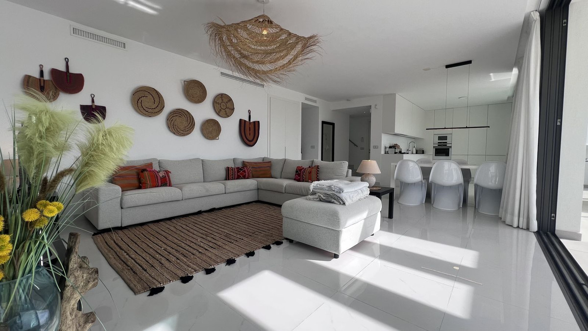 3 Bedroom Penthouse in Estepona - Photo 2