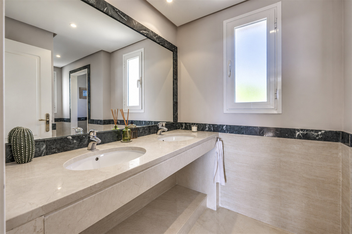 3 Bedroom Penthouse in Benahavís - Photo 15
