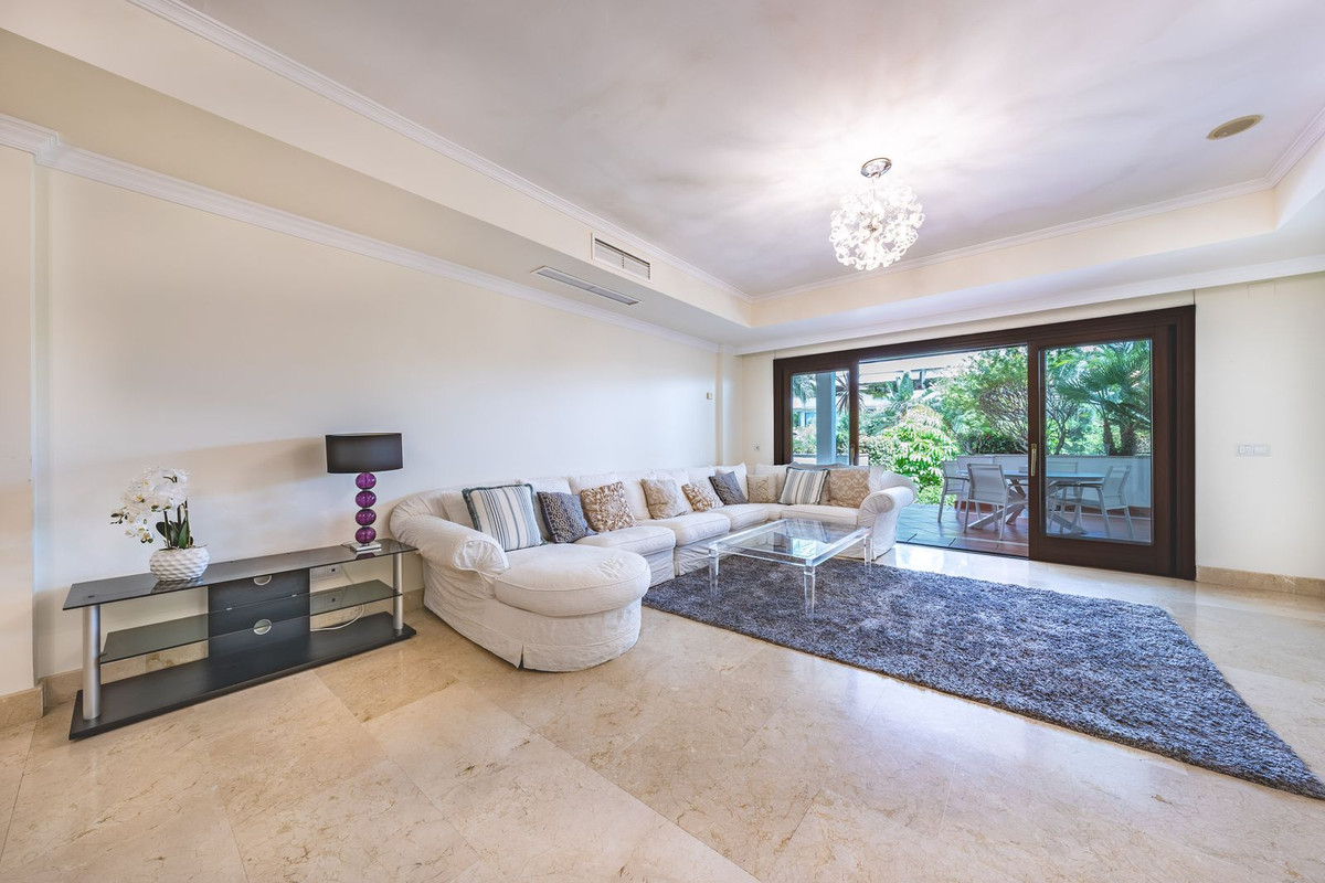 2 Bedroom Apartment in Marbella - Photo 2