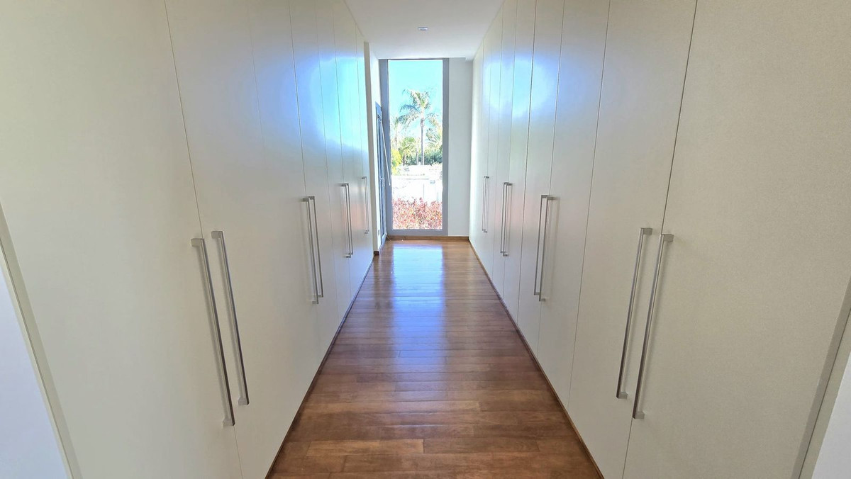 5 Bedroom Villa in Marbella - Photo 10