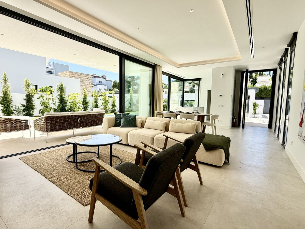 6 Bedroom Villa in Estepona - Photo 12
