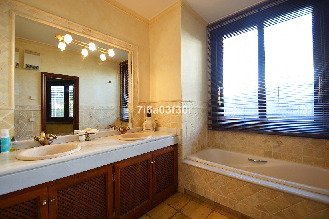 5 Bedroom Villa in Marbella - Photo 37