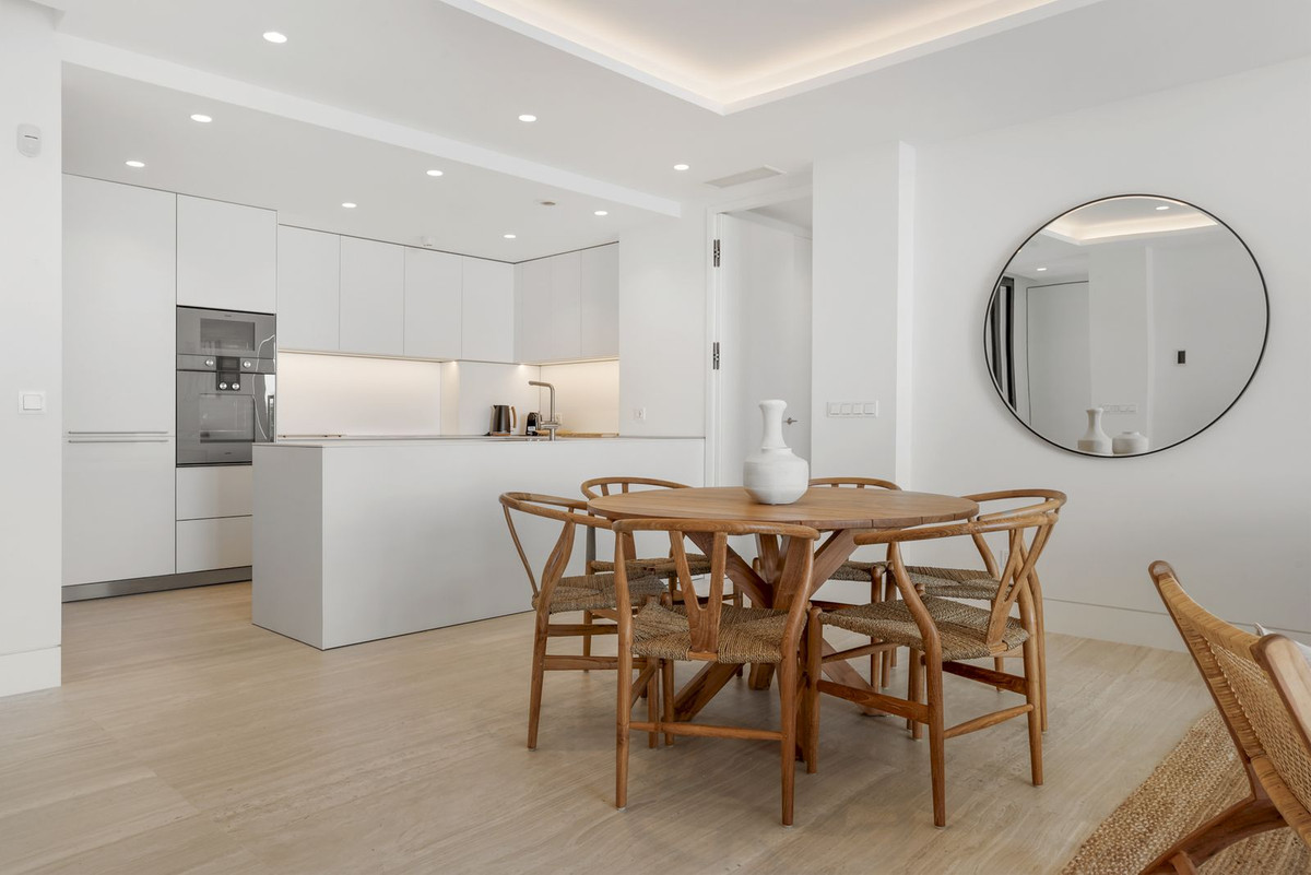 2 Bedroom Apartment in Estepona - Photo 12