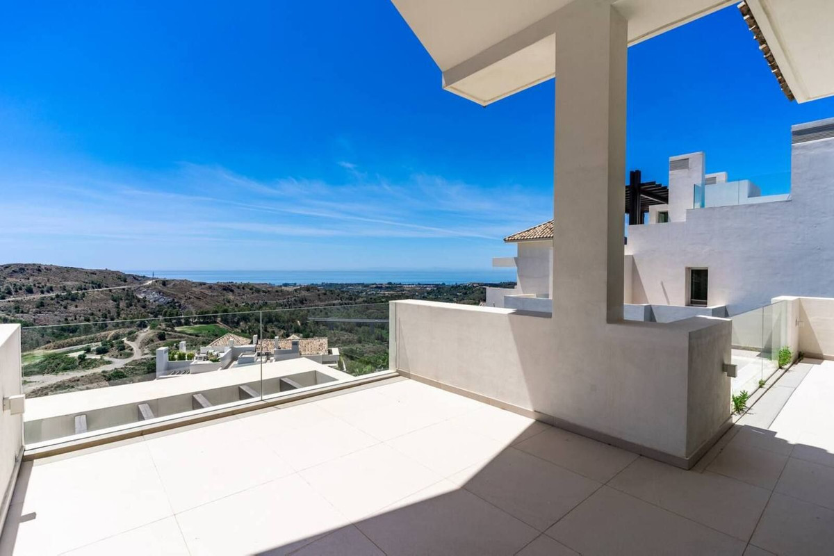 4 Bedroom Penthouse in Benahavís - Photo 29
