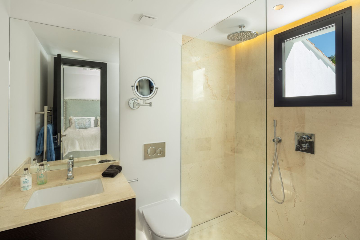 4 Bedroom Villa in Marbella - Photo 30