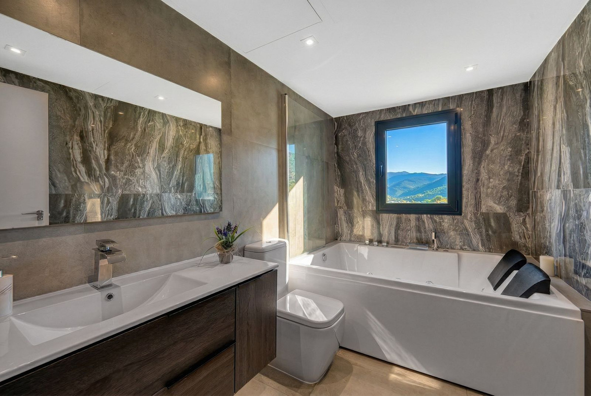 4 Bedroom Villa in Istán - Photo 47