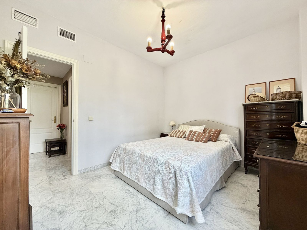 4 Bedroom Apartment in Marbella - Photo 19