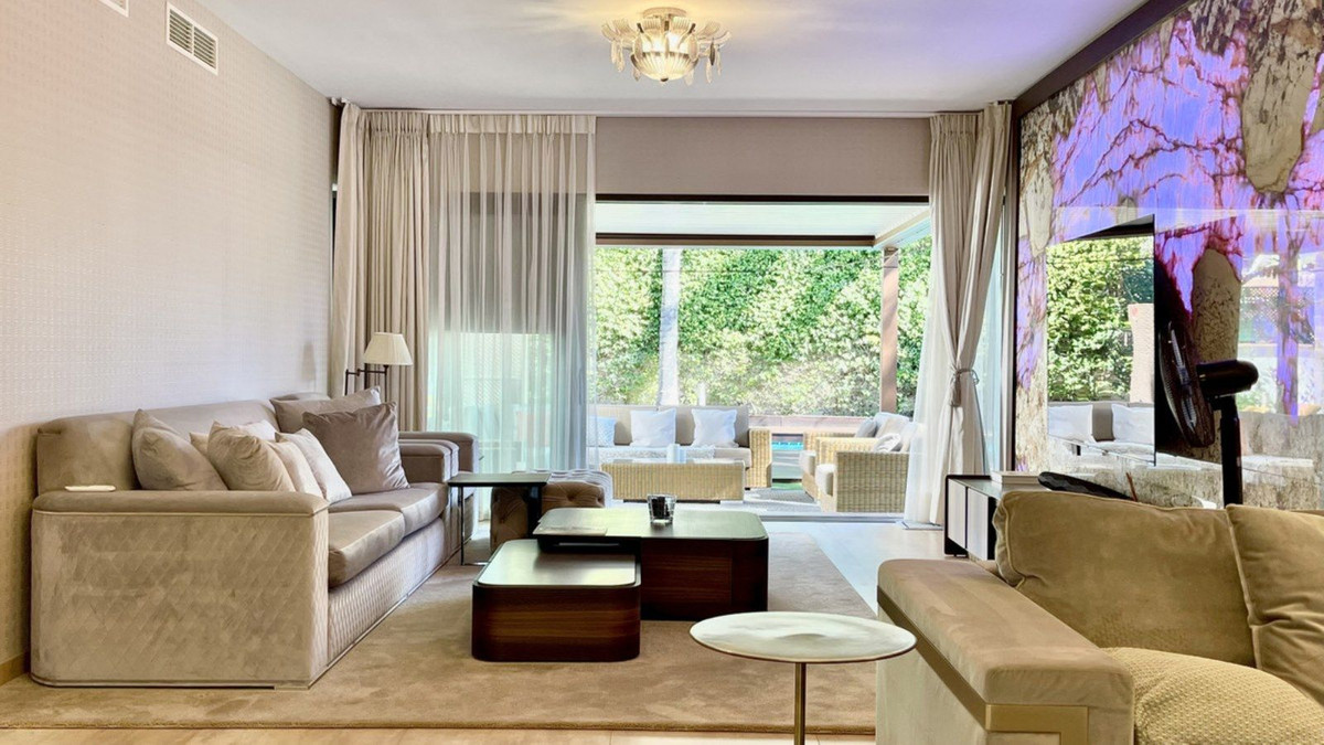 4 Bedroom Villa in Marbella - Photo 23