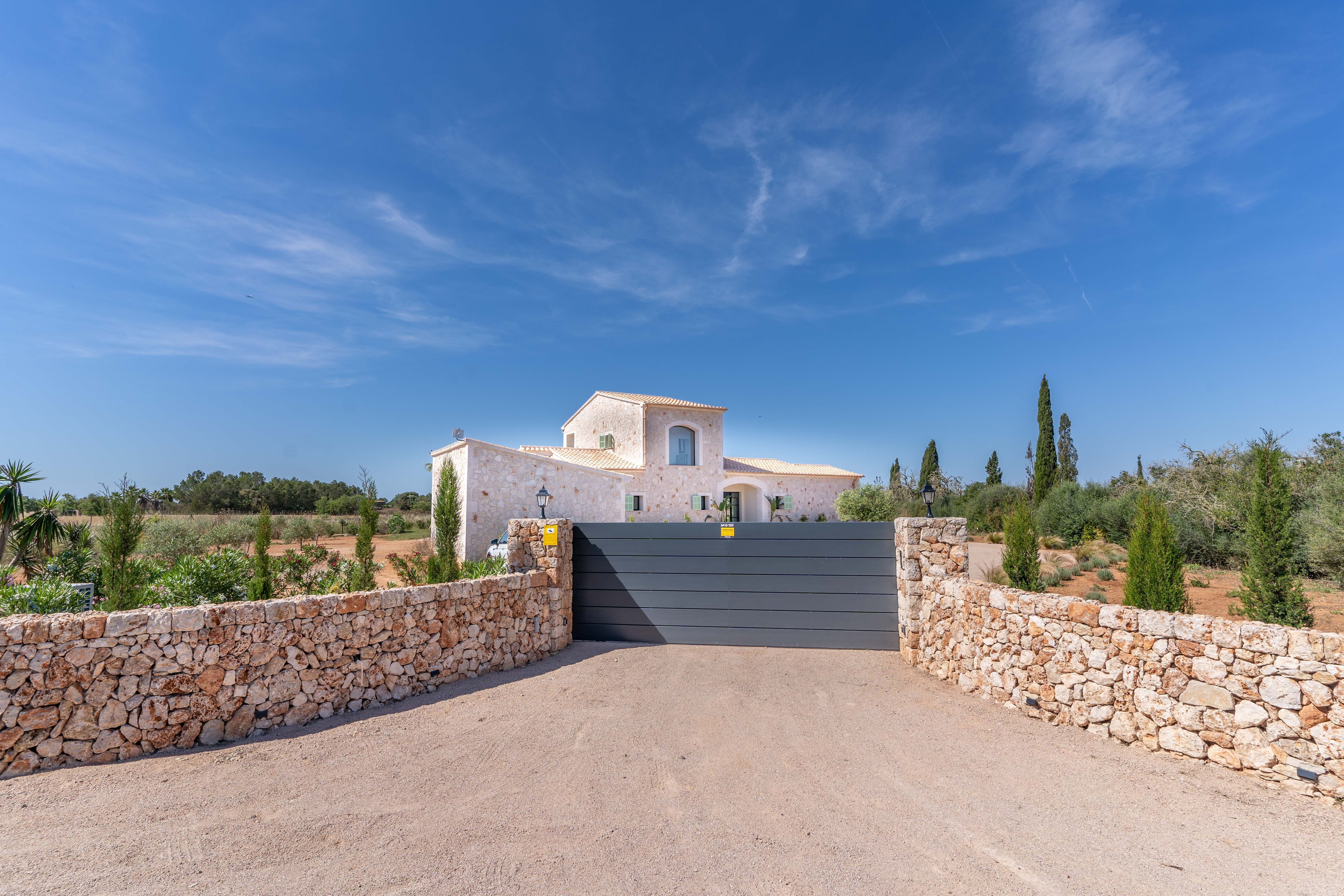 Chalet de 5 dormitorios con piscina en Baleares – Foto 11