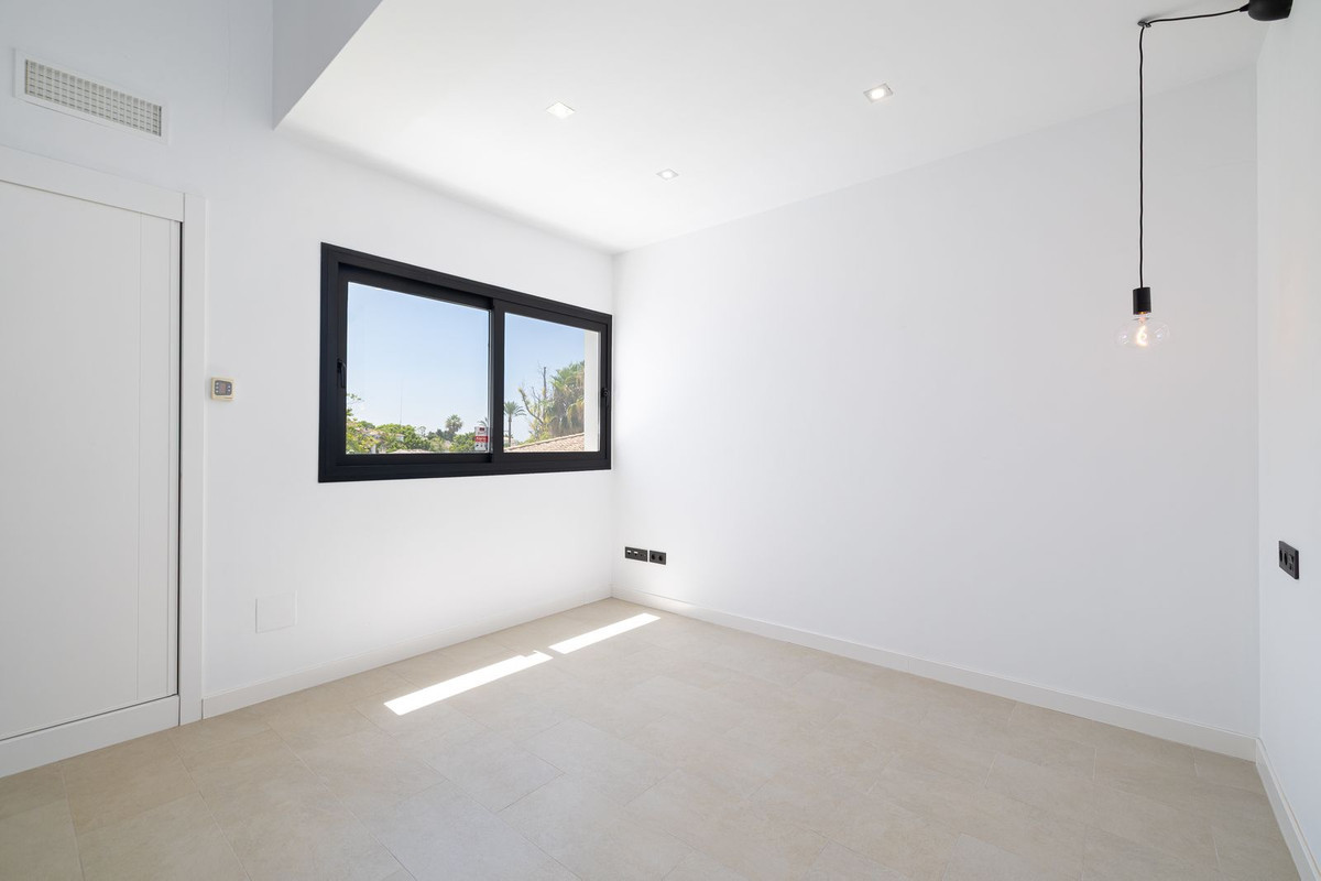 4 Bedroom Villa in San Pedro de Alcántara - Photo 38