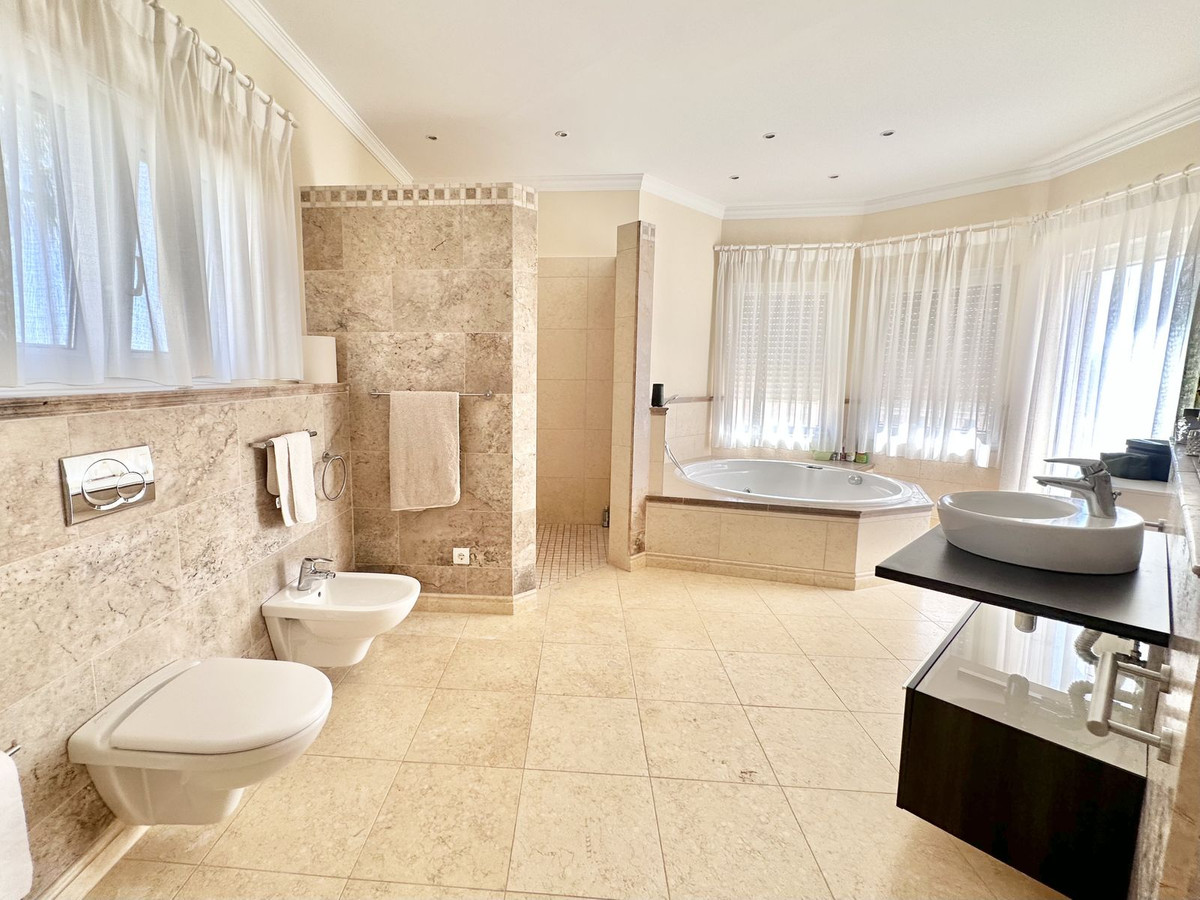 6 Bedroom Villa in Marbella - Photo 35