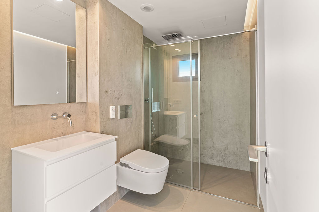 4 Bedroom Penthouse in Estepona - Photo 26
