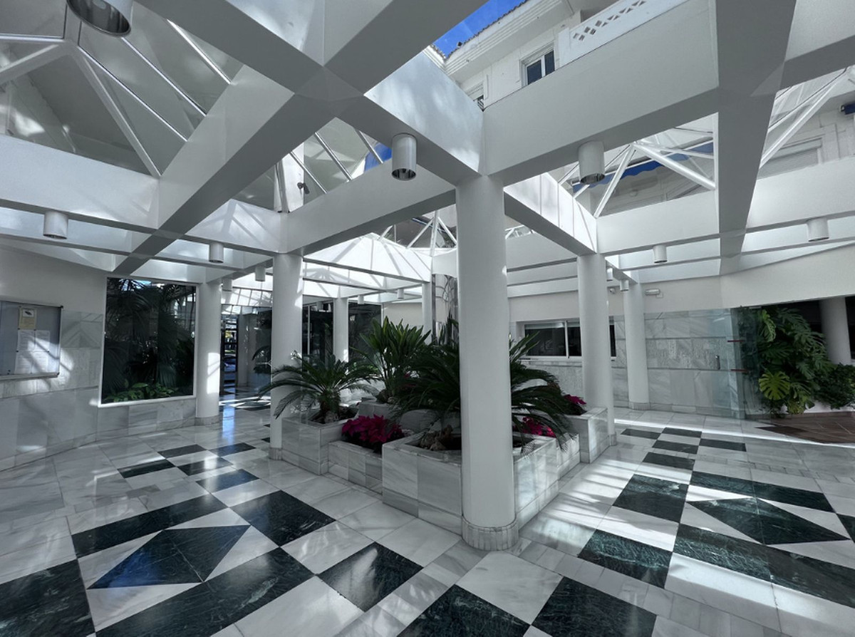 4 Bedroom Penthouse in San Pedro de Alcántara - Photo 50