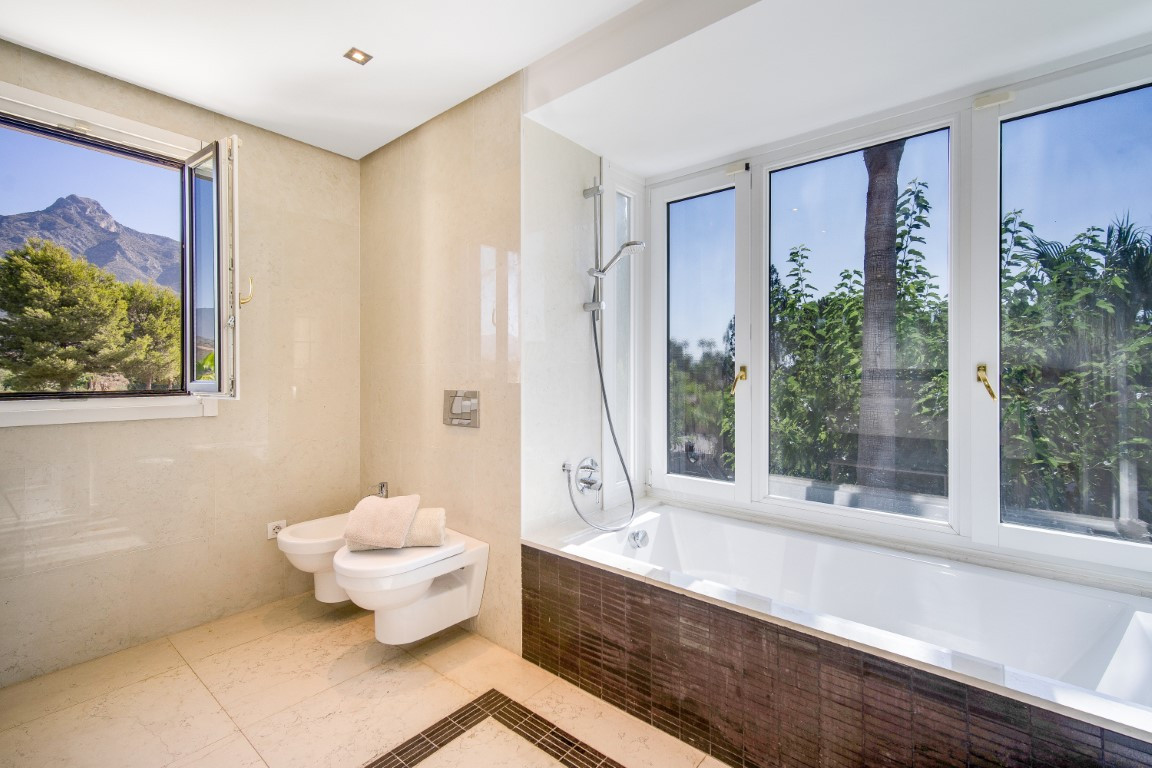 5 Bedroom Villa in Marbella - Photo 13