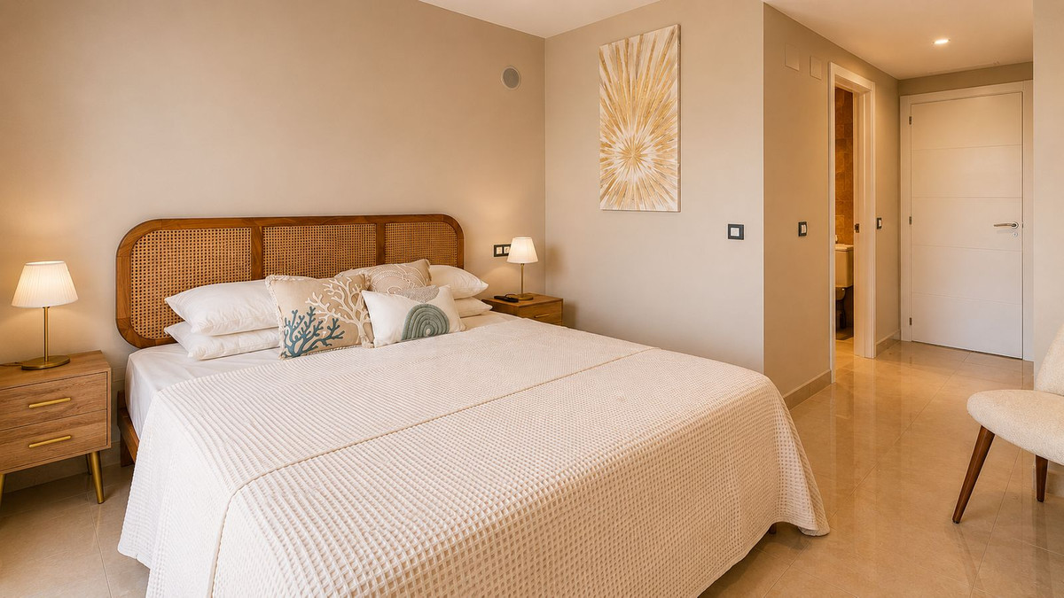 2 Bedroom Apartment in Estepona - Photo 16