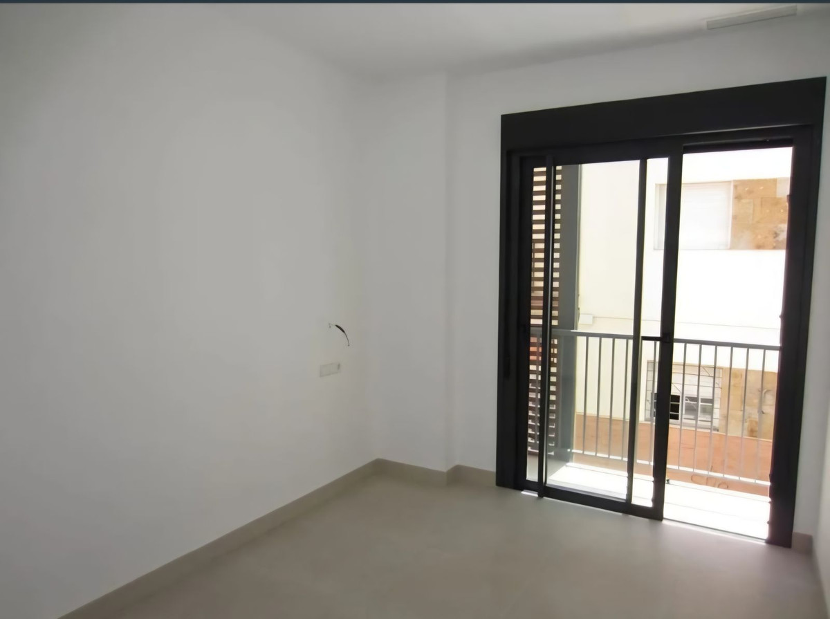 2 Bedroom Apartment in Fuengirola - Photo 15