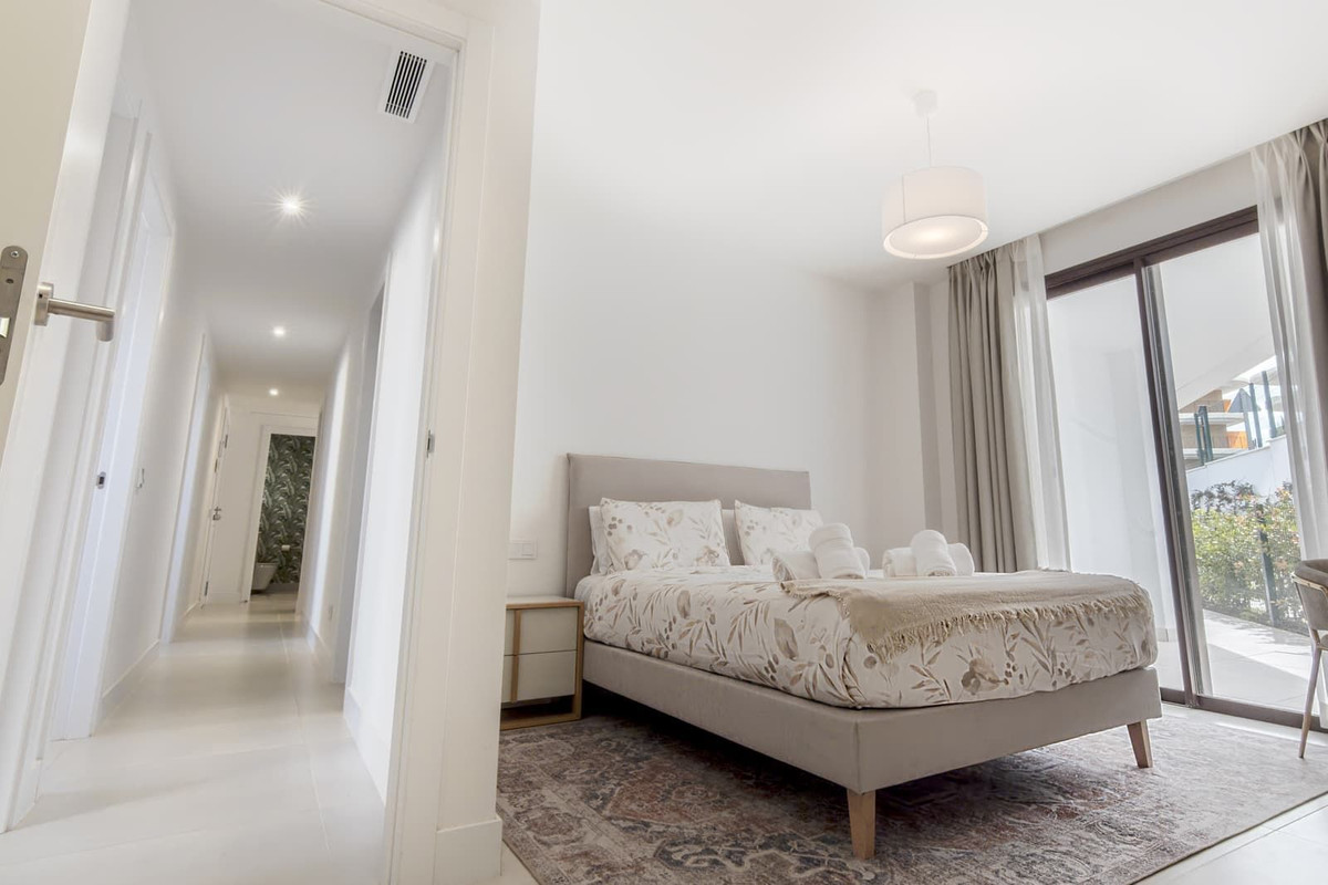 4 Bedroom Apartment in Benalmádena - Photo 12