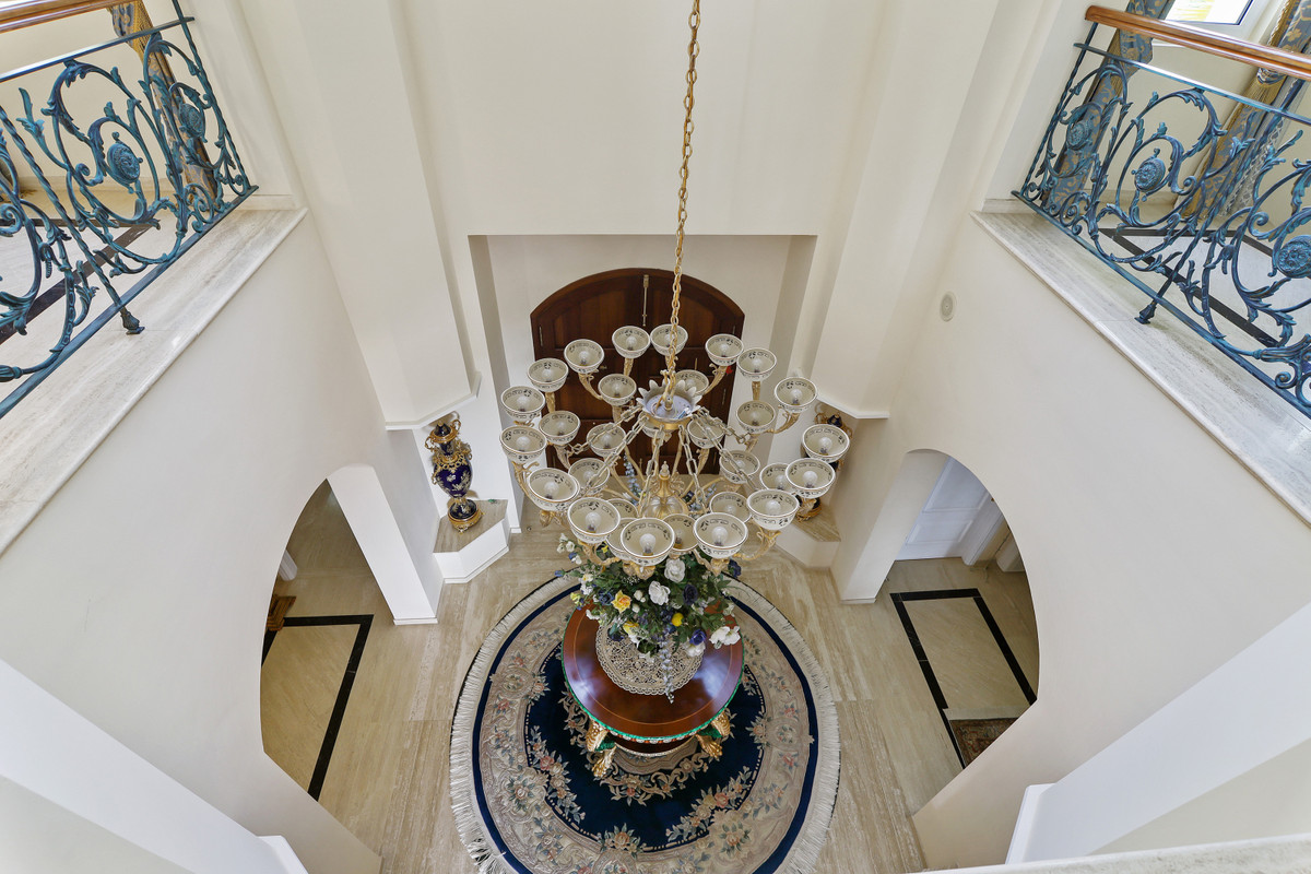 5 Bedroom Villa in Estepona - Photo 33