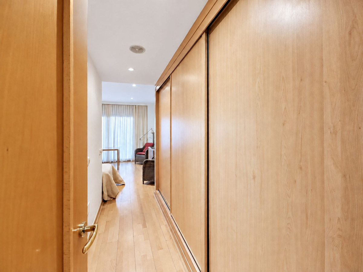 4 Bedroom Apartment in Estepona - Photo 11