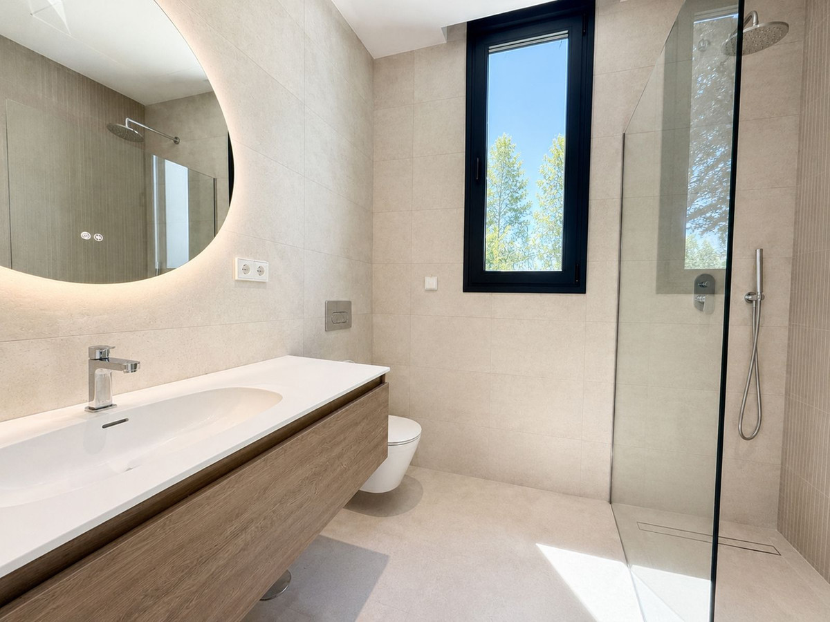 5 Bedroom Villa in Estepona - Photo 17