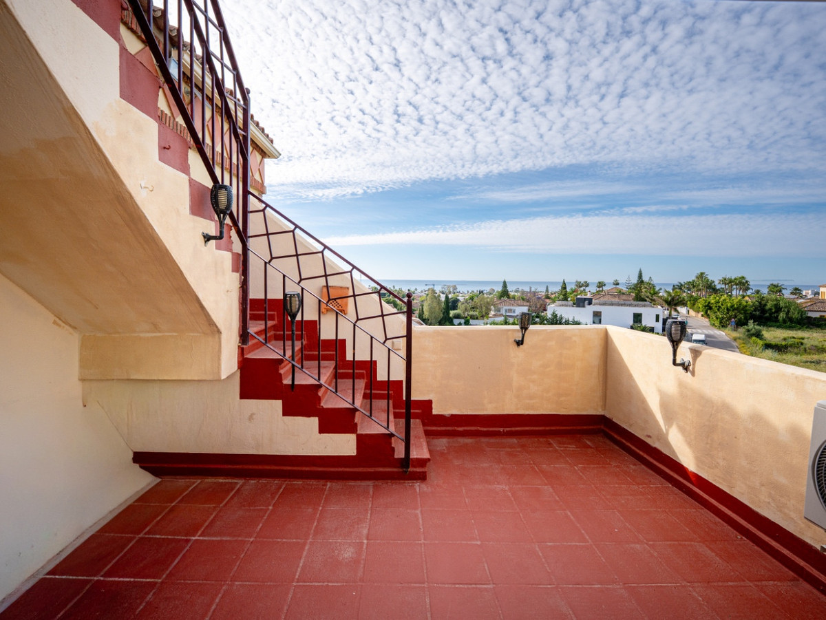 1 Bedroom Penthouse in Estepona - Photo 21