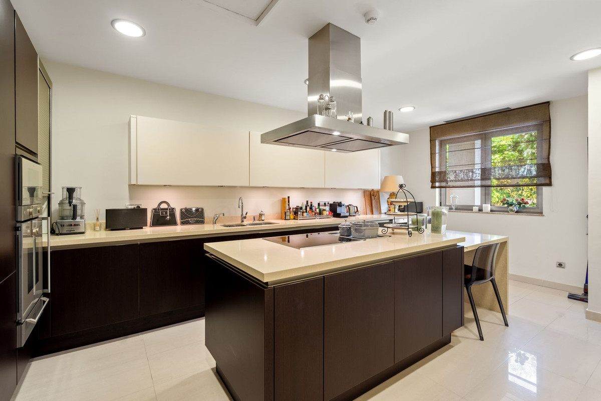 4 Bedroom Townhouse in Marbella - Photo 9