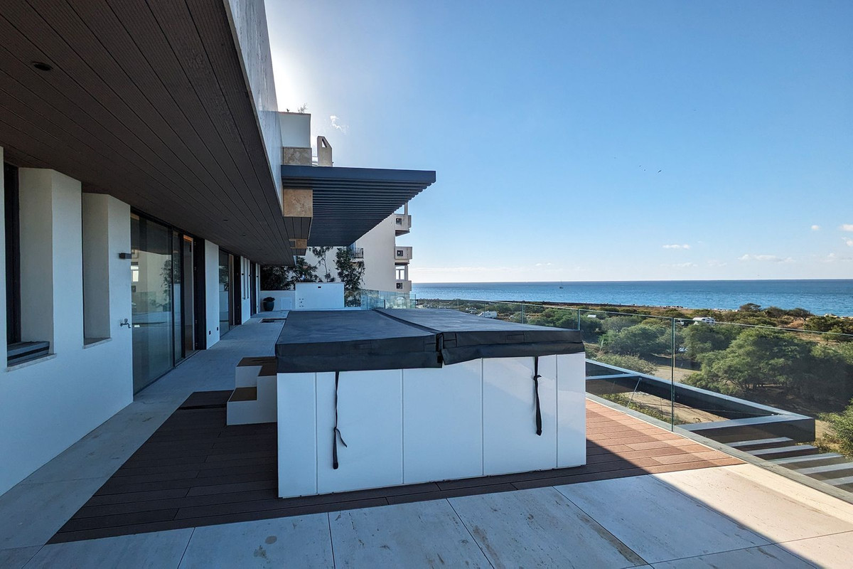 4 Bedroom Apartment in Estepona - Photo 3