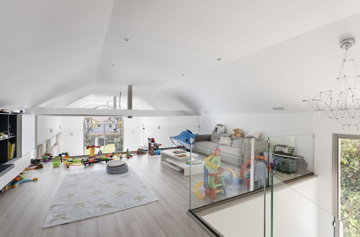 5 Bedroom Villa in San Roque - Photo 28