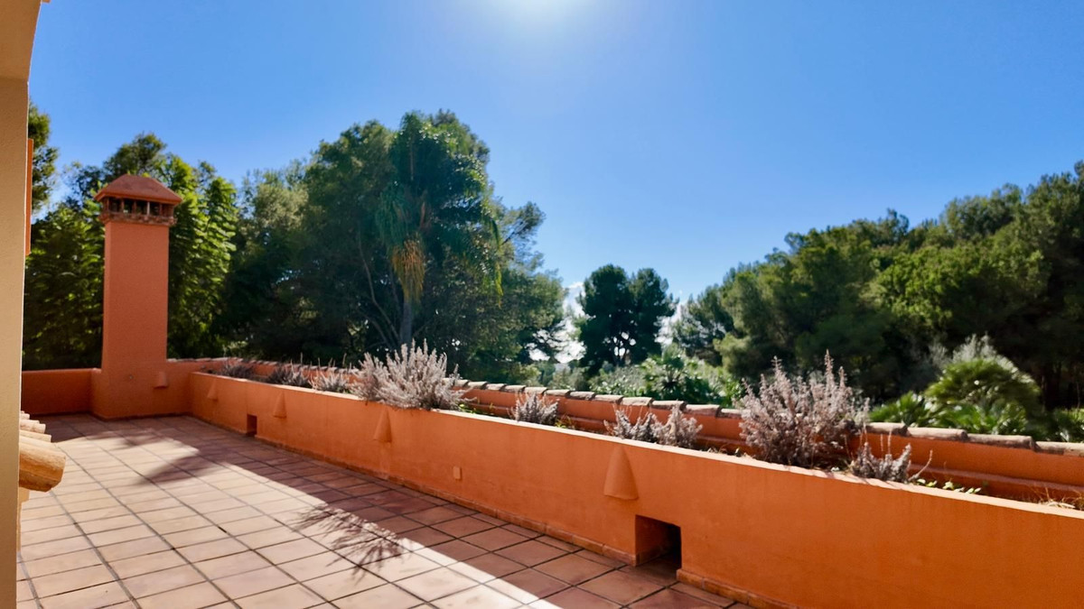 4 Bedroom Villa in Marbella - Photo 12