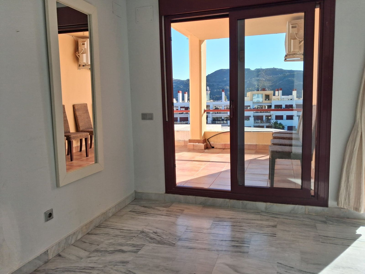 3 Bedroom Penthouse in Benahavís - Photo 12