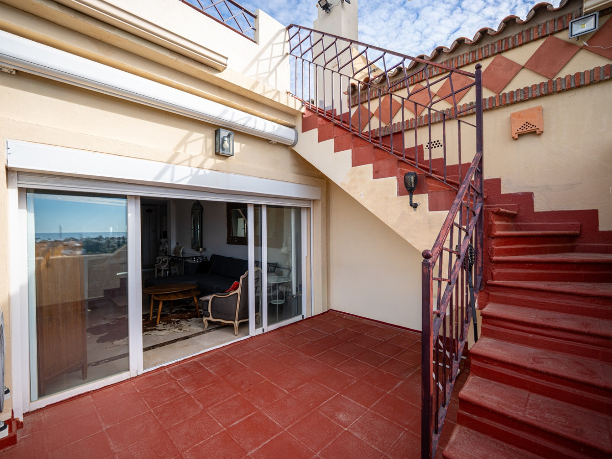 1 Bedroom Penthouse in Estepona - Photo 22