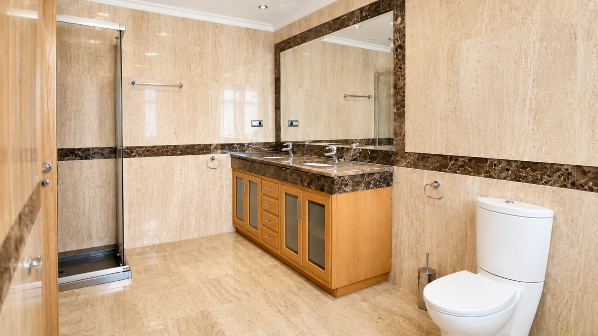 Piso de 4 dormitorios con piscina en Málaga – Foto 28