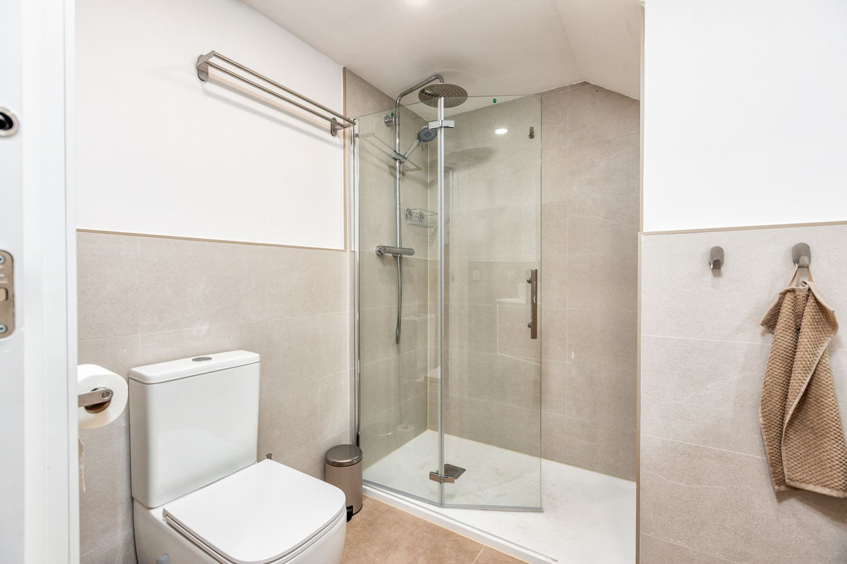 2 Bedroom Apartment in Fuengirola - Photo 14