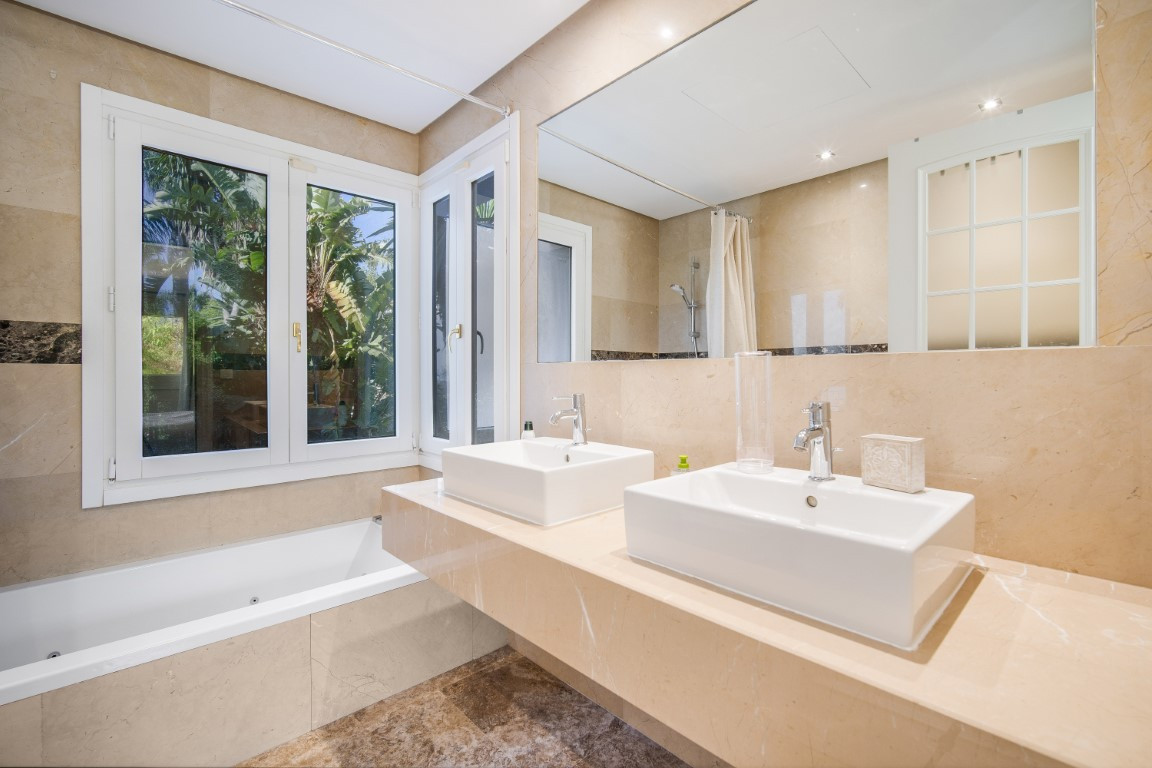 5 Bedroom Villa in Marbella - Photo 11