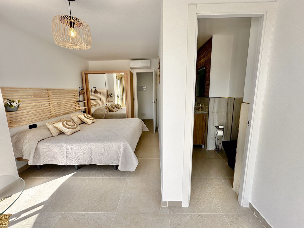 2 Bedroom Apartment in Fuengirola - Photo 16