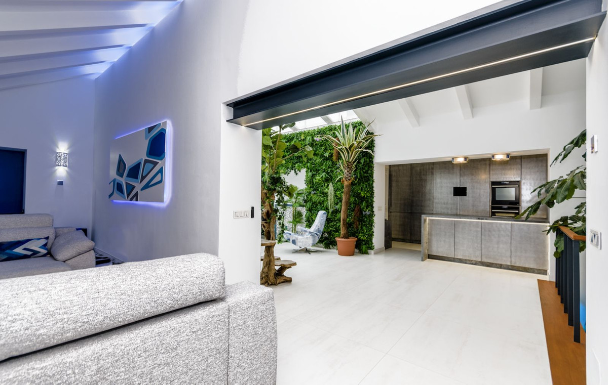 4 Bedroom Townhouse in Estepona - Photo 4