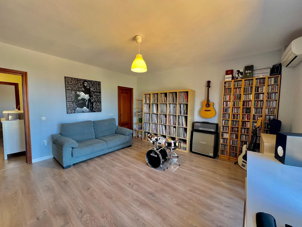 6 Bedroom Villa in Estepona - Photo 14