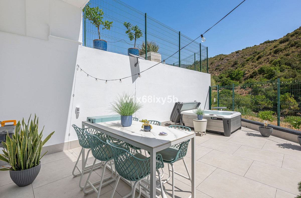 4 Bedroom Apartment in Benahavís - Photo 6