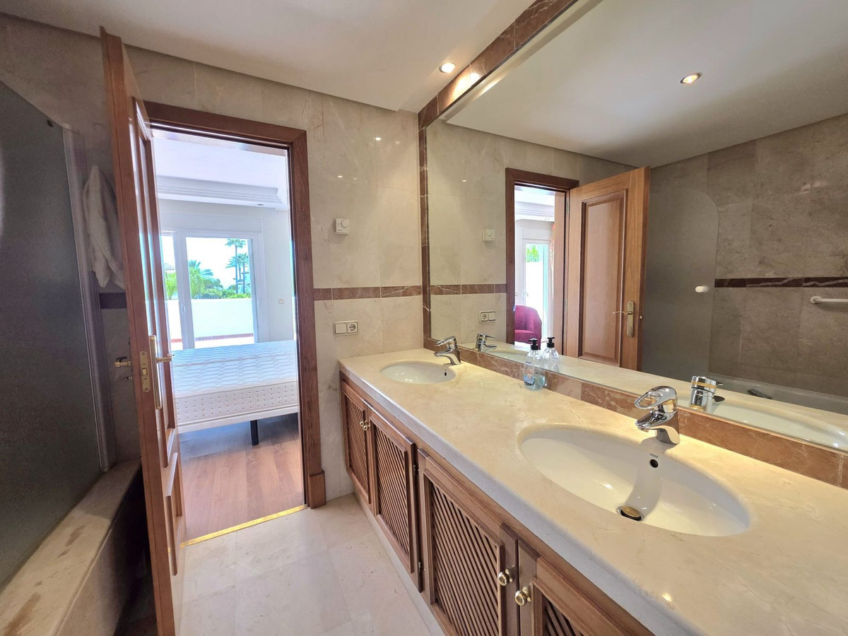 3 Bedroom Townhouse in Estepona - Photo 21