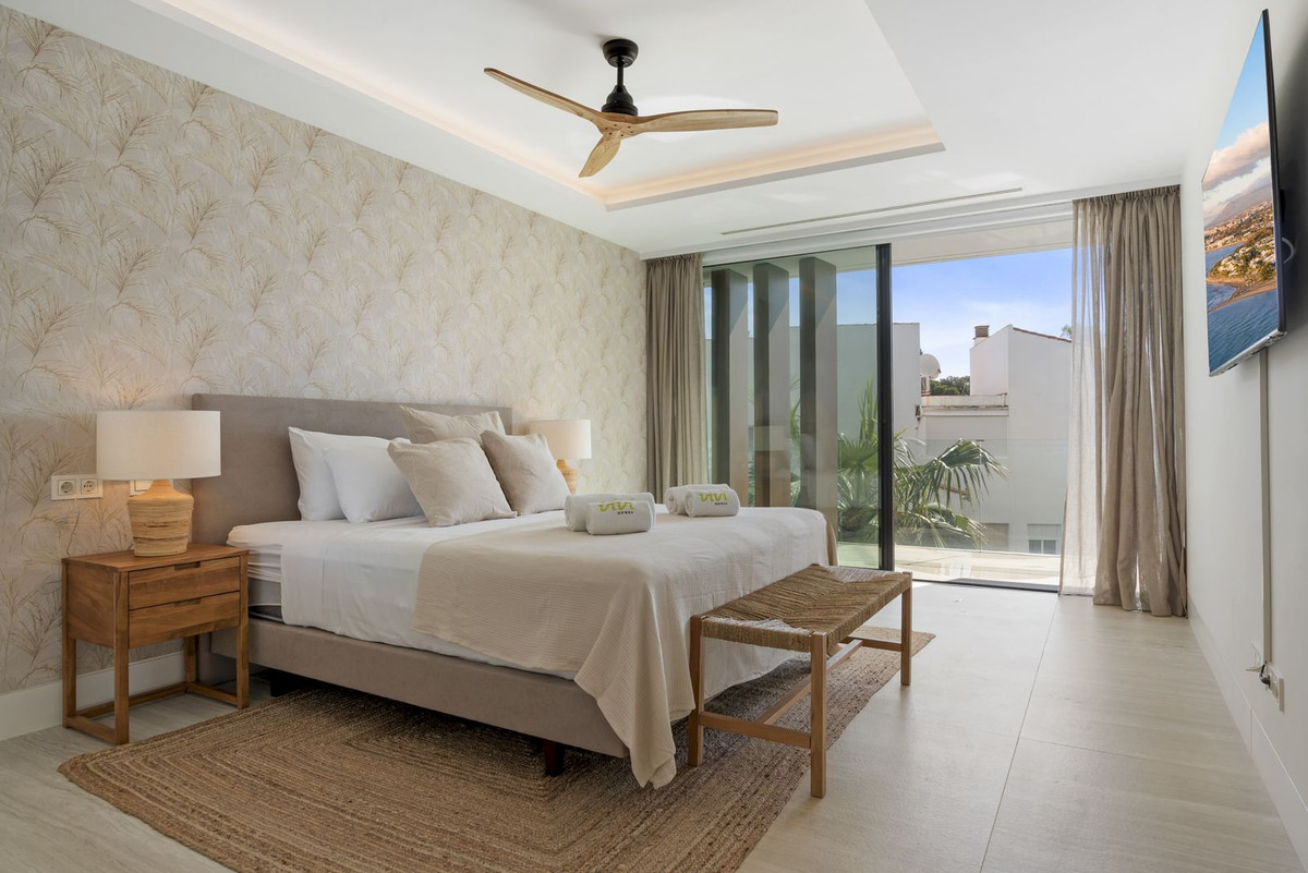 2 Bedroom Apartment in Estepona - Photo 25