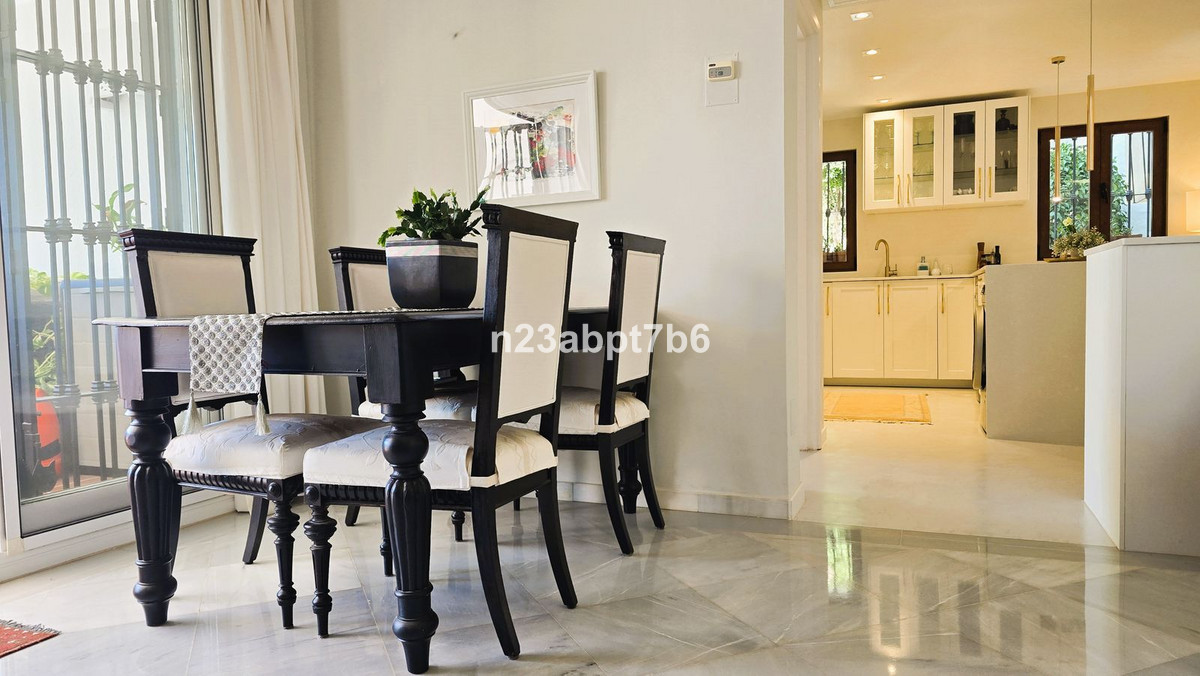 2 Bedroom Apartment in Benahavís - Photo 6