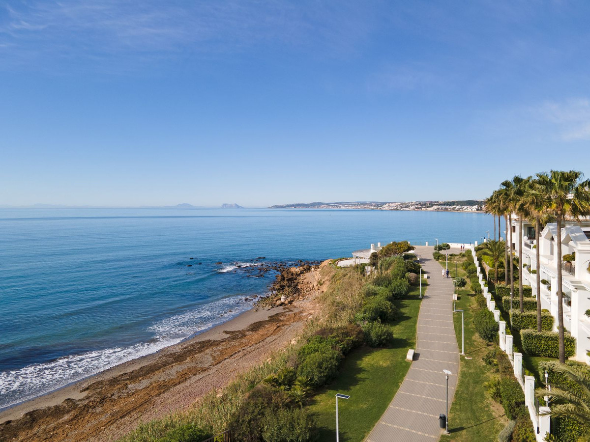 2 Bedroom Apartment in Estepona - Photo 38